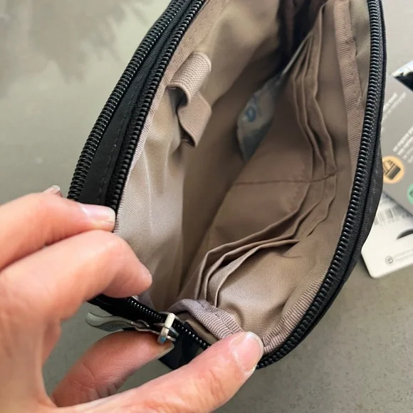 NWT Baggallini Black Triple Zip Bag - Picture 3 of 6